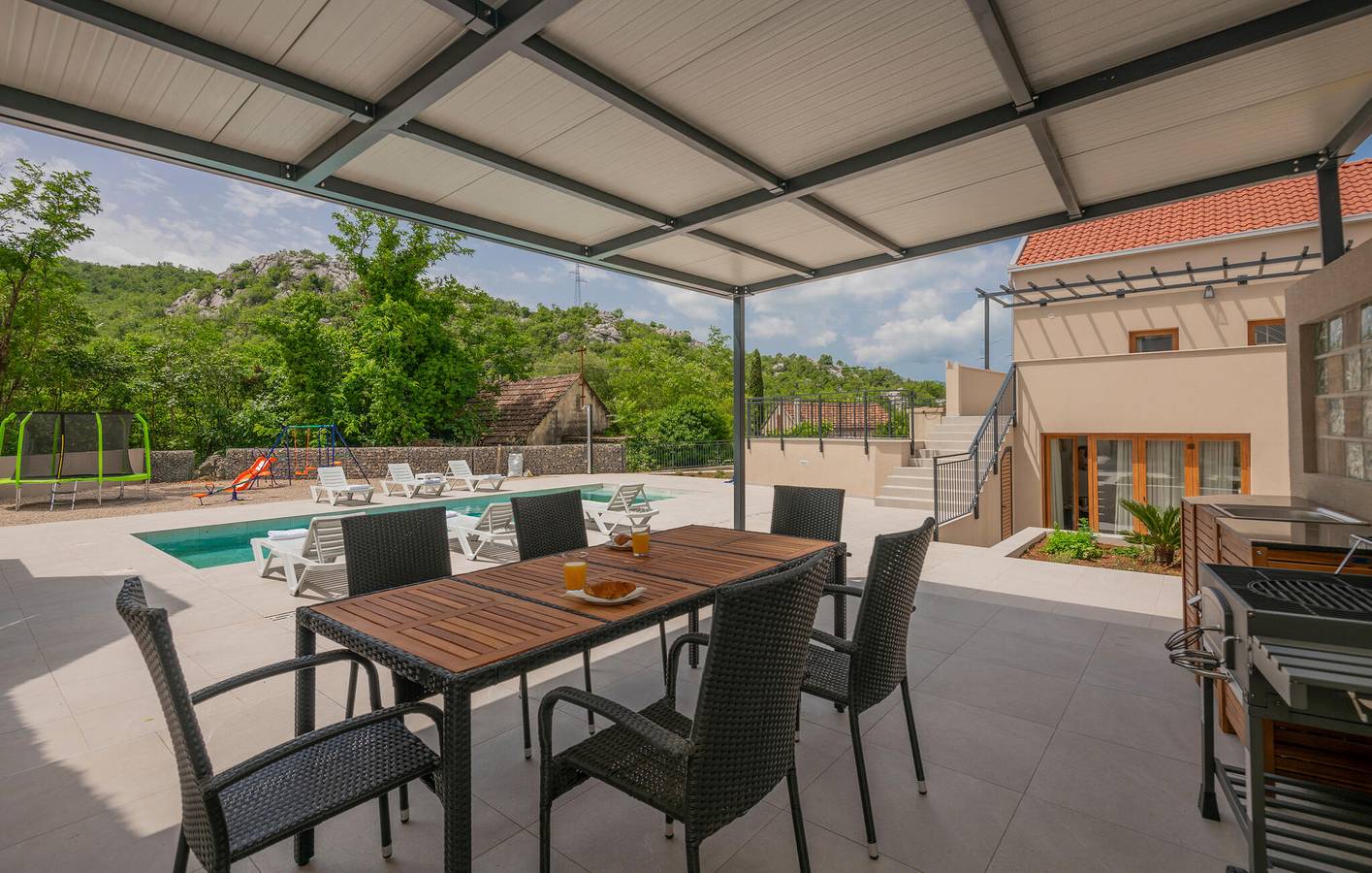 Gemütliche 2-Zimmer-Wohnung mit Terrasse, WLAN und Parkplatz in Vrgorac, 1 km vom Zentrum entfernt in Makarska Riviera