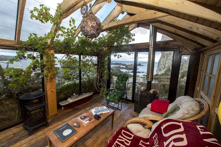 Schönes Ferienhaus direkt am Meer, weitläufige private Gärten, atemberaubender Meerblick. in Ballintoy, Grafschaft Antrim