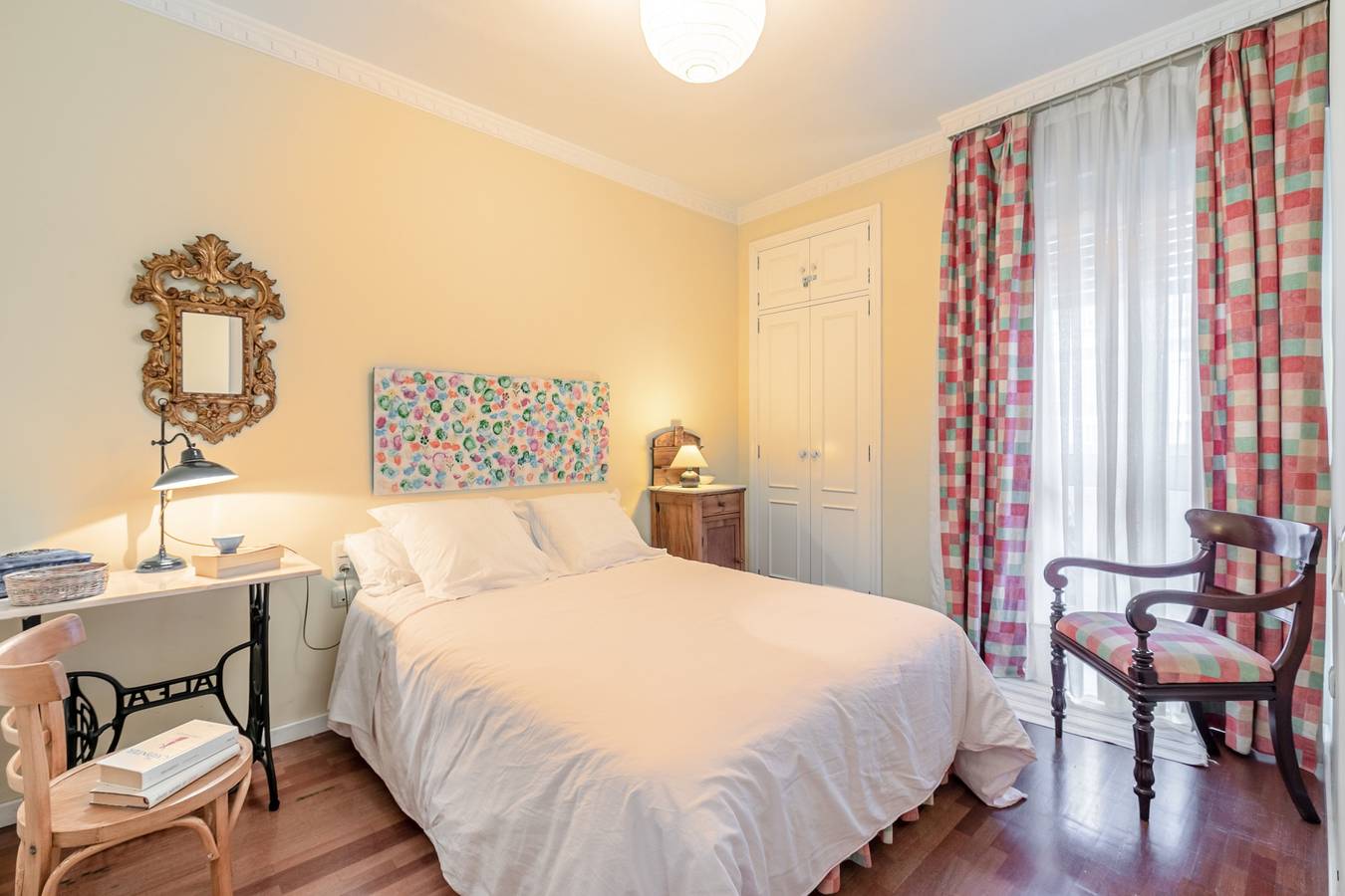 Entire holiday apartment, Cozy 2BR Apartment | WiFi, AC | Near Restaurants & City Center in Casco Antiguo, Sevilla