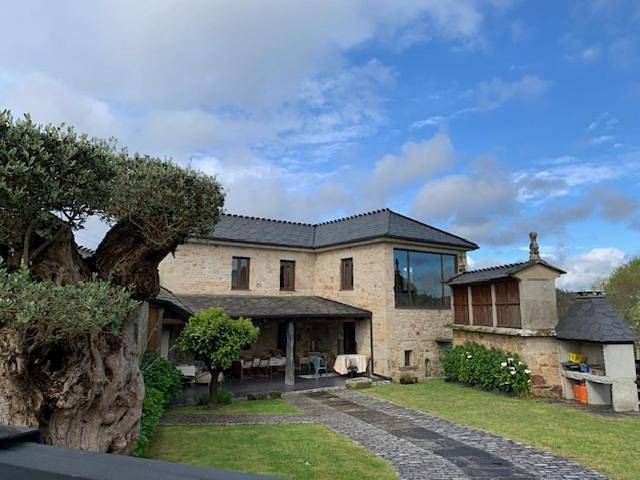 Casa de vacaciones para 8 personas, con piscina y jardín en Monfero