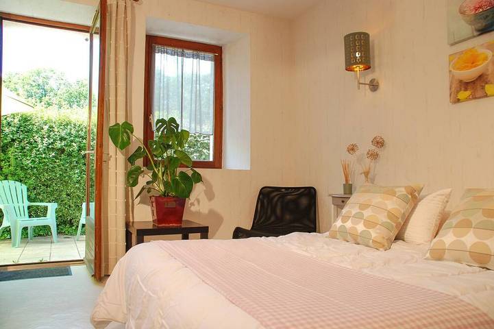 Maison d’hôte pour 4 personnes, avec jardin ainsi que piscine et terrasse à Vallières-les-Grandes - 4