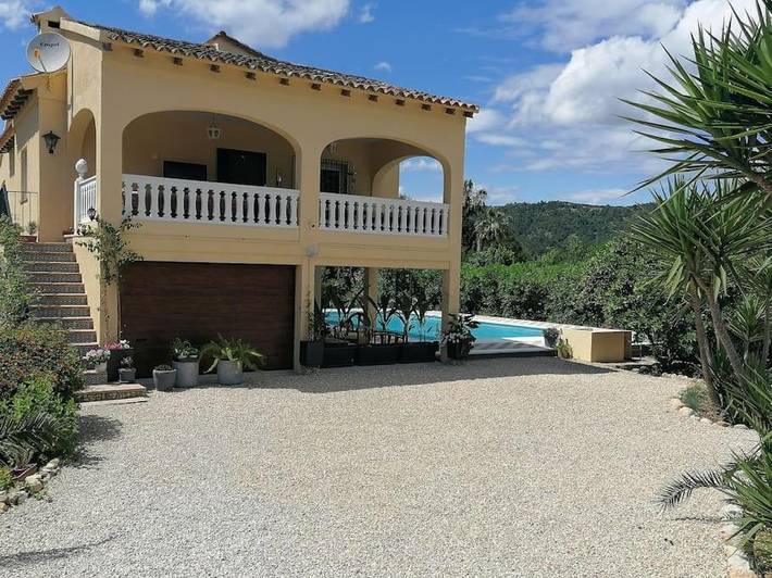 Casa de huéspuedes para 4 personas, con Terraza y Jardín además de Piscina y Vistas en Alzira