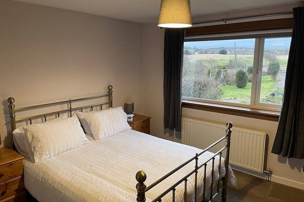 Beautiful cottage in peaceful location w/hot tub.  10mins from centre of Dundee. in Dundee, Angus