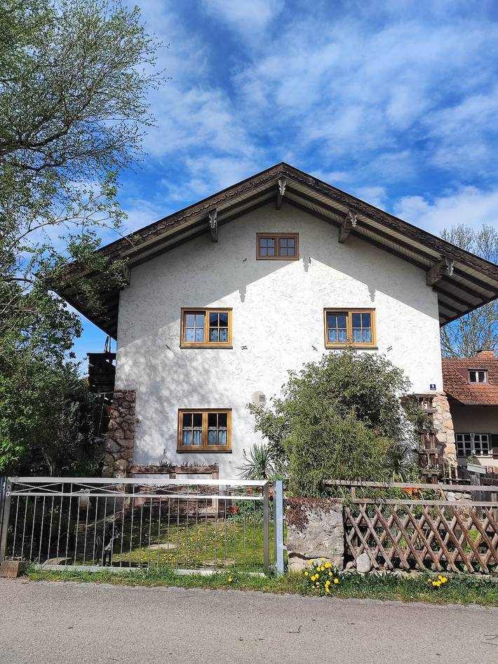 Ganze Ferienwohnung, Ferienwohnung beim Maler Gandi - Ferienwohnung zum Wohlfühlen mit Schwedenofen und gemütlicher Wohnküche in Kienberg, Landkreis Traunstein