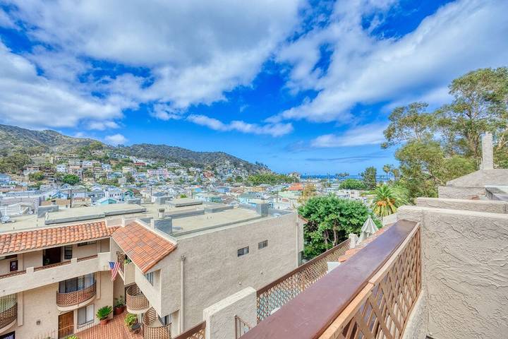 Vacation rental for 4 people, with balcony and hot tub as well as pool in Santa Catalina Island