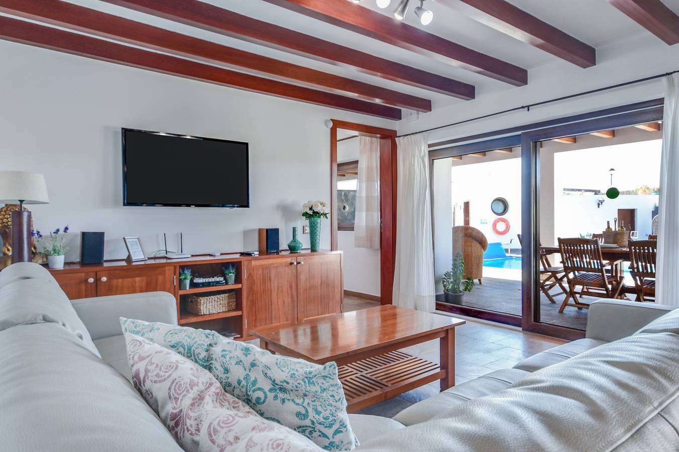 Villa "Finca Daniela" con vistas al mar, Wi-Fi, piscina, jardín y terraza in Playa Famara, Teguise