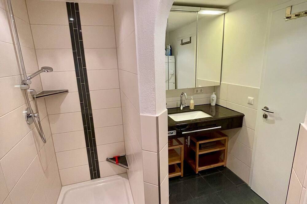 Ganze Wohnung, 5 Sterne Fewo am Hopfensee direkt am See mit 2 Terrassen& Tiefgaragenstellplatz in Hopfen am See, Bayerisch Schwaben