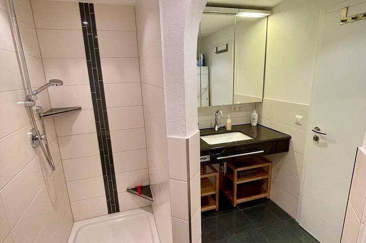 Ganze Wohnung, 5 Sterne Fewo am Hopfensee direkt am See mit 2 Terrassen& Tiefgaragenstellplatz in Hopfen am See, Bayerisch Schwaben