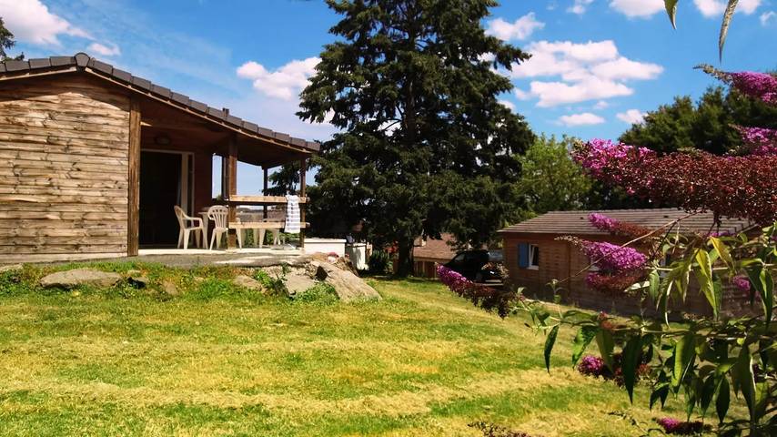 Gîte pour 4 personnes, avec piscine et terrasse, animaux acceptés dans Lac de Chambon - 2