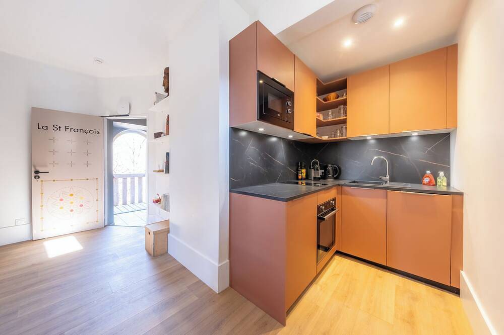 Spacious, bright room in a medieval tower. Shared space on ground floor. in Saint-Jean-de-Maurienne, Región de Saint-Jean-de-Maurienne
