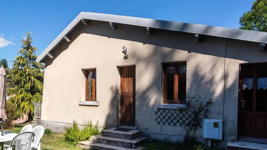 Gîte pour 7 personnes, avec Balcon et Terrasse ainsi que Jardin et Piscine à Fournels