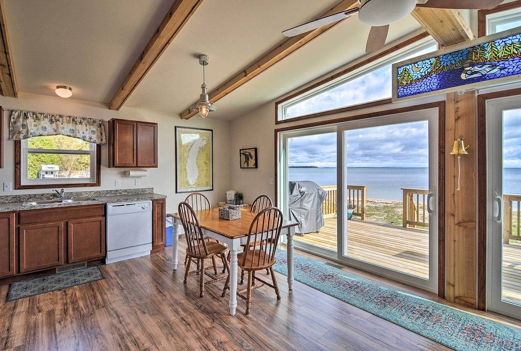 St. Ignace Cottage mit Deck und Strand am Lake Huron! in St. Ignace, Mackinac County