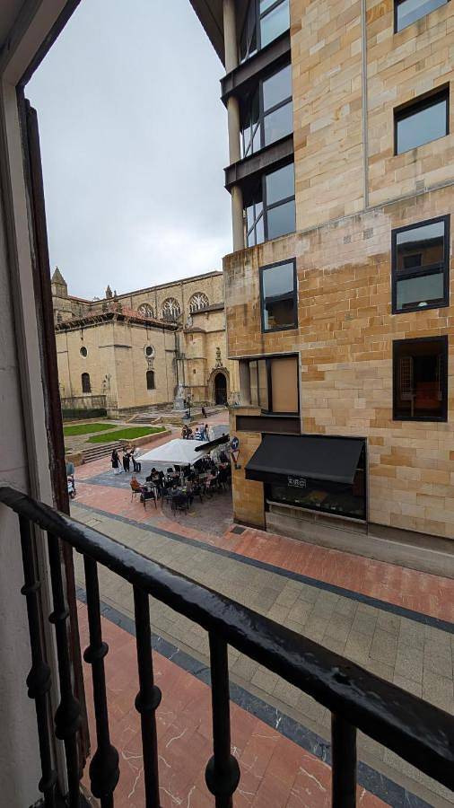 Twin Room with Balcony in Oviedo, Cordillera Cantábrica