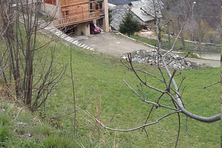 Gîte pour 6 personnes, avec jardin et balcon à Stroppo