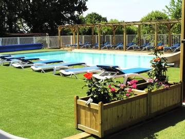 Mobil home pour 3 personnes, avec terrasse et piscine à Limeuil