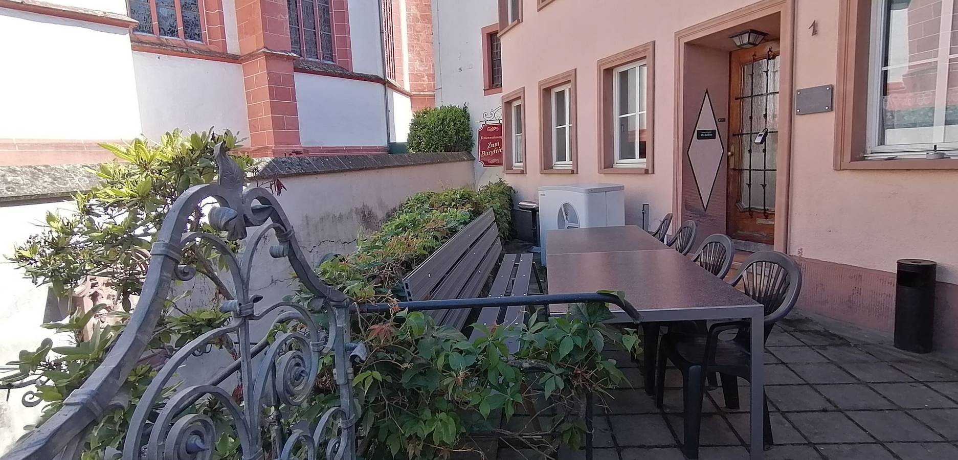 Ferienhaus 'Zum Burgfried' mit 3 Küchen, 10 Schlafzimmern und Wi-Fi in Neuerburg, Eifelkreis Bitburg-Prüm
