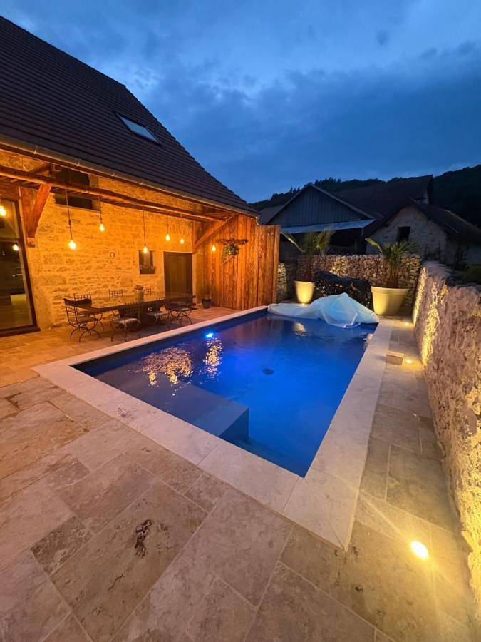 Location de vacances pour 6 personnes, avec piscine ainsi que jacuzzi et terrasse dans Cressin-Rochefort