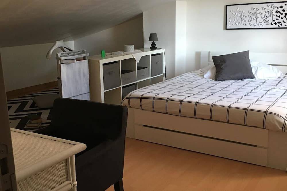Holiday house of 90m2 , 6 people 10 minutes from Sisteron, shared swimming pool in Châteauneuf-Val-Saint-Donat, Région de Forcalquier