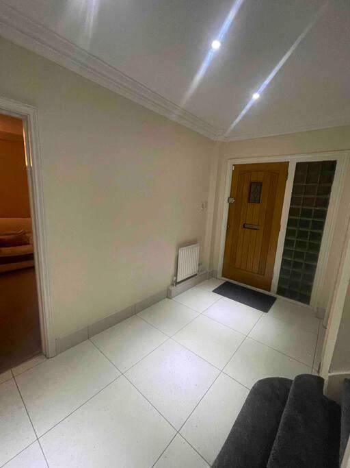 Charming House with Garden - Sleeps 6 & Parking in Hillingdon, London