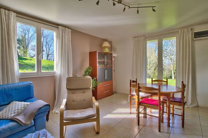 Glamping voor 7 personen, with zwembad and terras as well as tuin in Jura