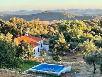 Casa rural para 8 personas, con terraza además de vistas y piscina en Aracena