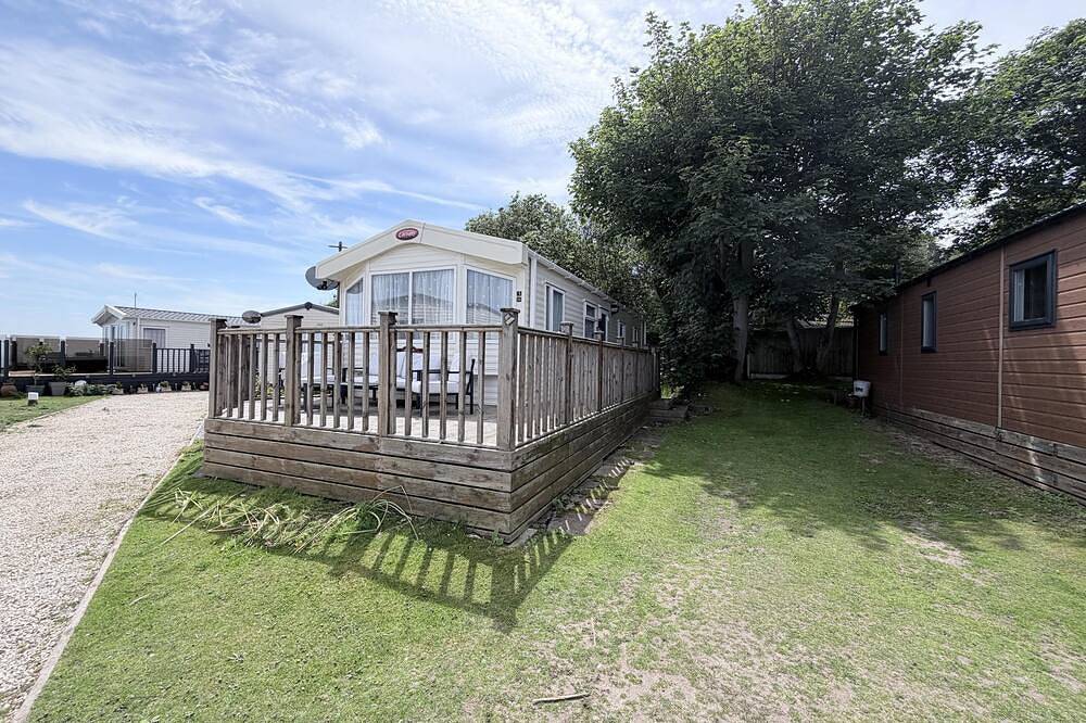 Lovely caravan at Azure Seas nearby the beautiful beach in Lowestoft, Sunrise Coast