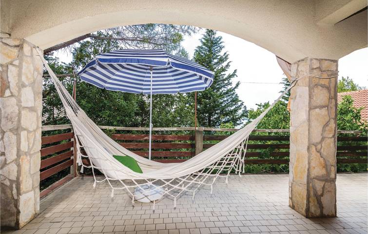 Ganze Ferienwohnung, Gemütliche Wohnung mit Terrasse, WLAN und Parkplatz, 1,5 km bis zur Küste in Donji Karin, Zadar