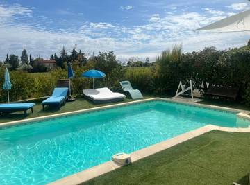 Gîte pour 7 personnes, avec jacuzzi ainsi que piscine et jardin à La Londe-les-Maures