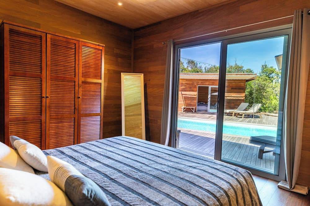 Dans le maquis Villa tout en bois exotique, piscine privée chauffée, jacuzzi. in Porto-Vecchio, Arrondissement de Sartène