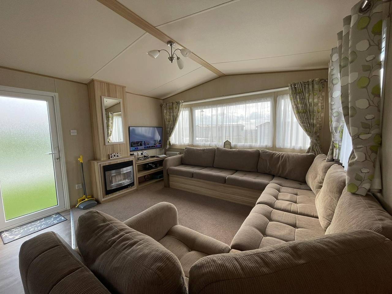 Fluffy Caravan Sleeps 4, Pet-Friendly in Leysdown, Kent