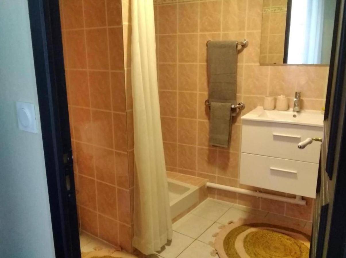 Double Room with Private Bathroom in Leuc, Région de Carcassonne