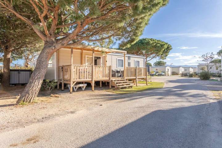 Camping pour 8 personnes, avec vue sur le lac ainsi que terrasse et piscine, animaux acceptés