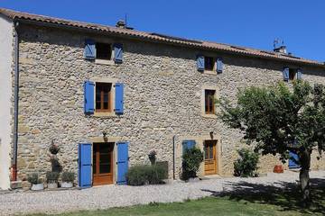Gîte pour 8 personnes, avec terrasse ainsi que jacuzzi et jardin dans l' Ariège