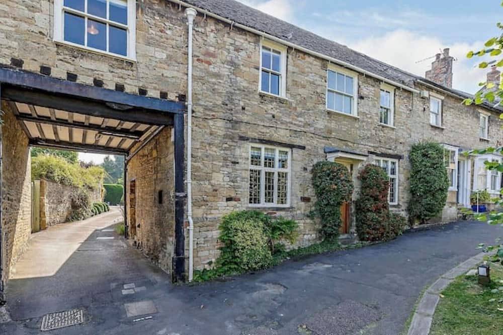 Ostlers - beautiful former Coaching Inn with parking and late Sunday checkout. in Burford, Oxfordshire