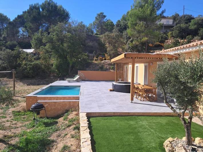 Location de vacances pour 6 personnes, avec Jacuzzi et Terrasse ainsi que Jardin et Piscine à Varages