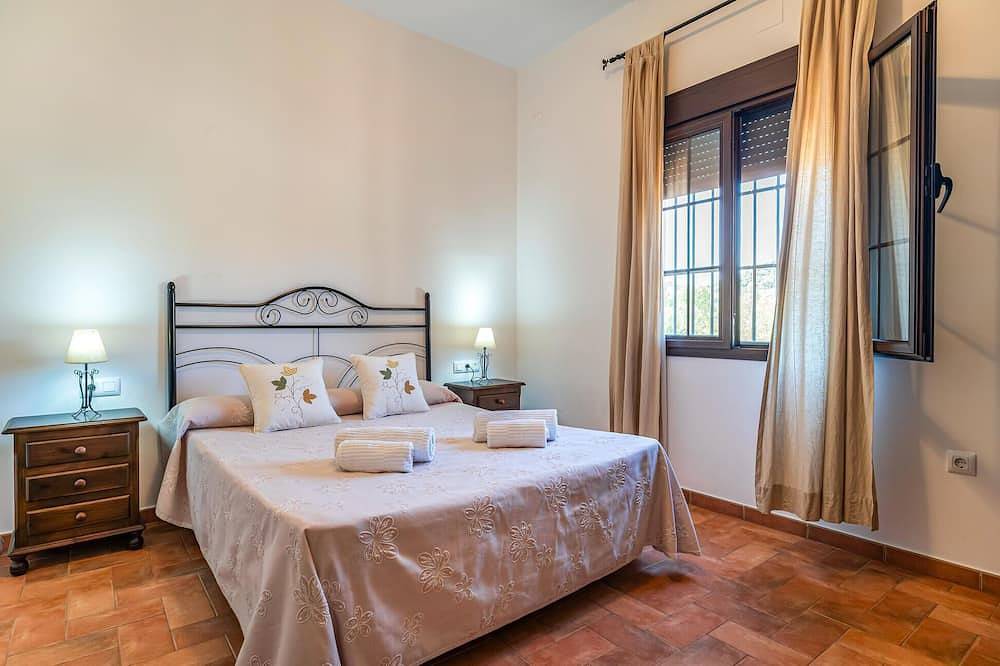 Lovely home in Minas del Castillo de in Minas del Castillo de las Guardas, El Castillo de las Guardas