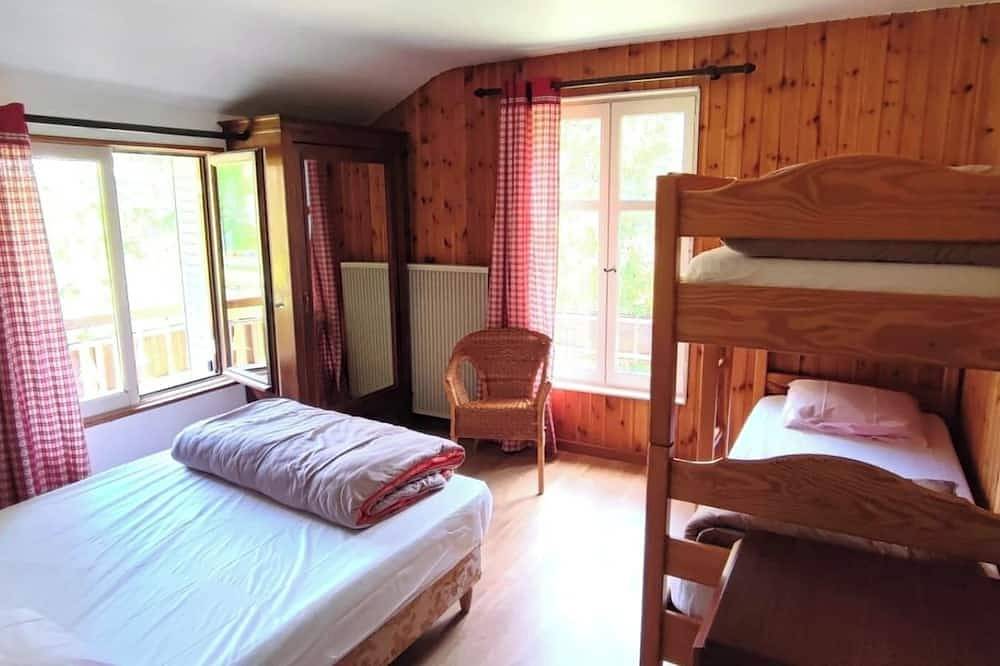 Entire apartment, Apartment Ancolie 6-8 persons in Ceillac, Queyras