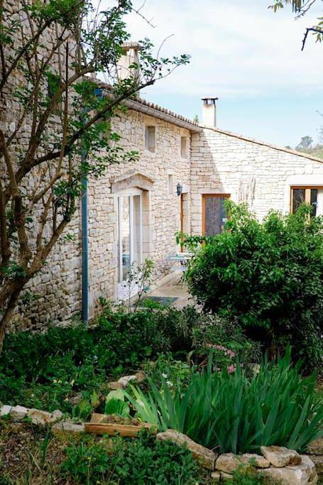 Gîte pour 8 personnes, avec piscine ainsi que jardin et vue à Issirac - 4