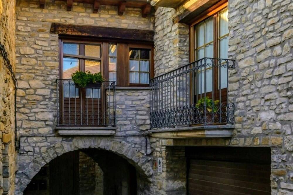 Entire apartment, Cozy Mountain-Style Apartment with Fireplace, 15 mins from Jaca in Jaca, Spanish Pyrenees
