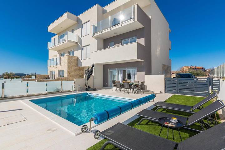 Villa pour 8 personnes, avec Balcon et Terrasse ainsi que Piscine et Vue à Tribunj