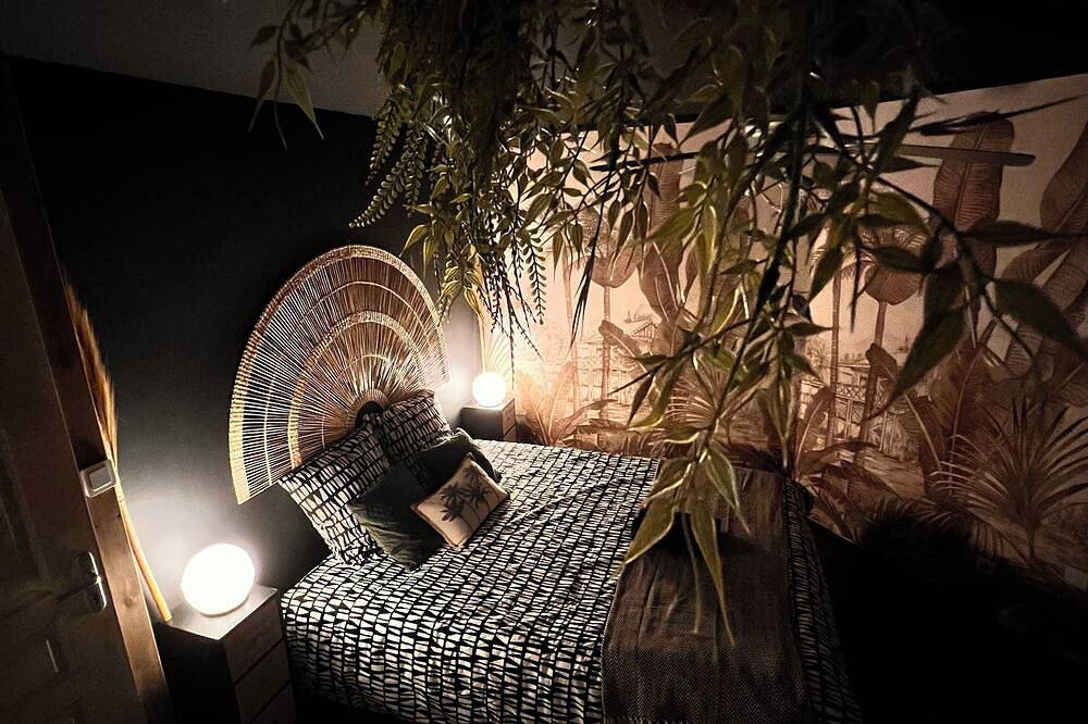 Entire apartment, Casa Jungle, Jacuzzi, Sauna, massage table by the sea in Sausset-les-Pins, Mediterranean Coast (France)