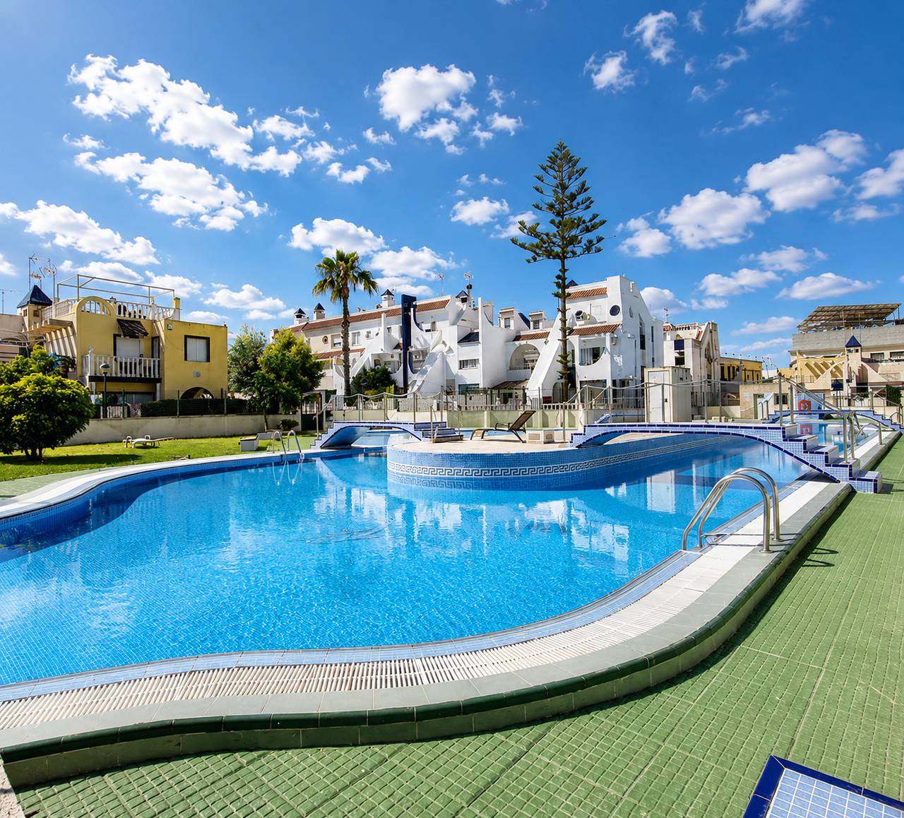 Appartement entier, Charmant Bungalow Supérieur avec Terrasse et Piscine Commune à Torrevieja in Torrevieja, Costa Blanca