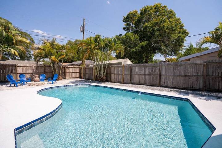 Vacation rental for 8 people, with balcony and yard, kid friendly in Tampa Bay