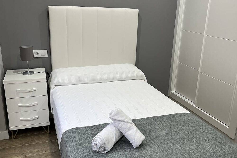 En el Centro del Pueblo. Esta Decorada en Estilo Moderno y es Totalmente Nueva in Mombeltrán, Valle del Tiétar