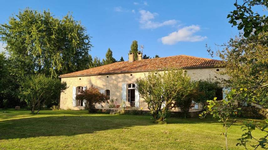 Chambre d’hôte pour 2 personnes, avec piscine et terrasse ainsi que vue et jardin dans Larroque-Engalin