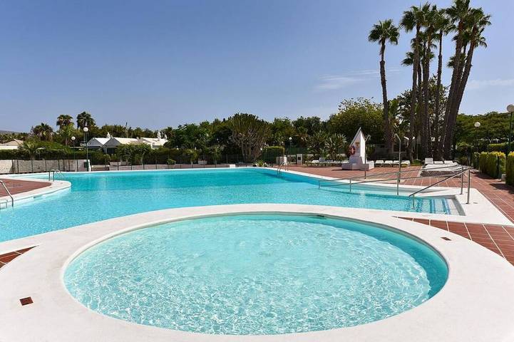 Bungalow para 2 personas, con jardín y piscina en Sonnenland