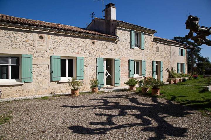 Gîte pour 4 personnes, avec piscine ainsi que jardin et vue, animaux acceptés à Puybarban
