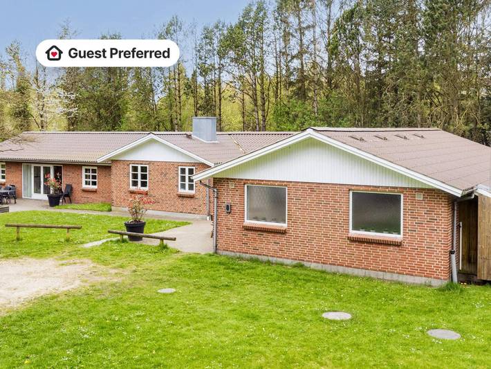 Ferieudlejning for 16 personer, med sauna og pool såvel som terrasse og jacuzzi, børnevenlig i Limfjorden