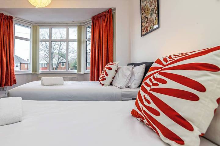 Stunning Home Next to Nottingham University | Off-Street Parking | Sleeps 8 in Nottinghamshire