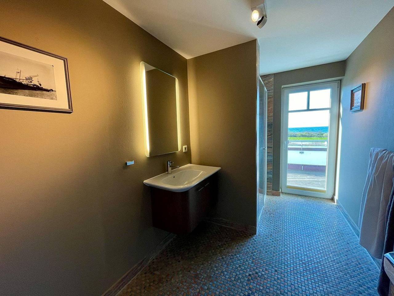 Ganze Wohnung, Strandvilla - Penthouse mit Meerblick, Balkon und moderner Ausstattung in Börgerende, Börgerende-Rethwisch